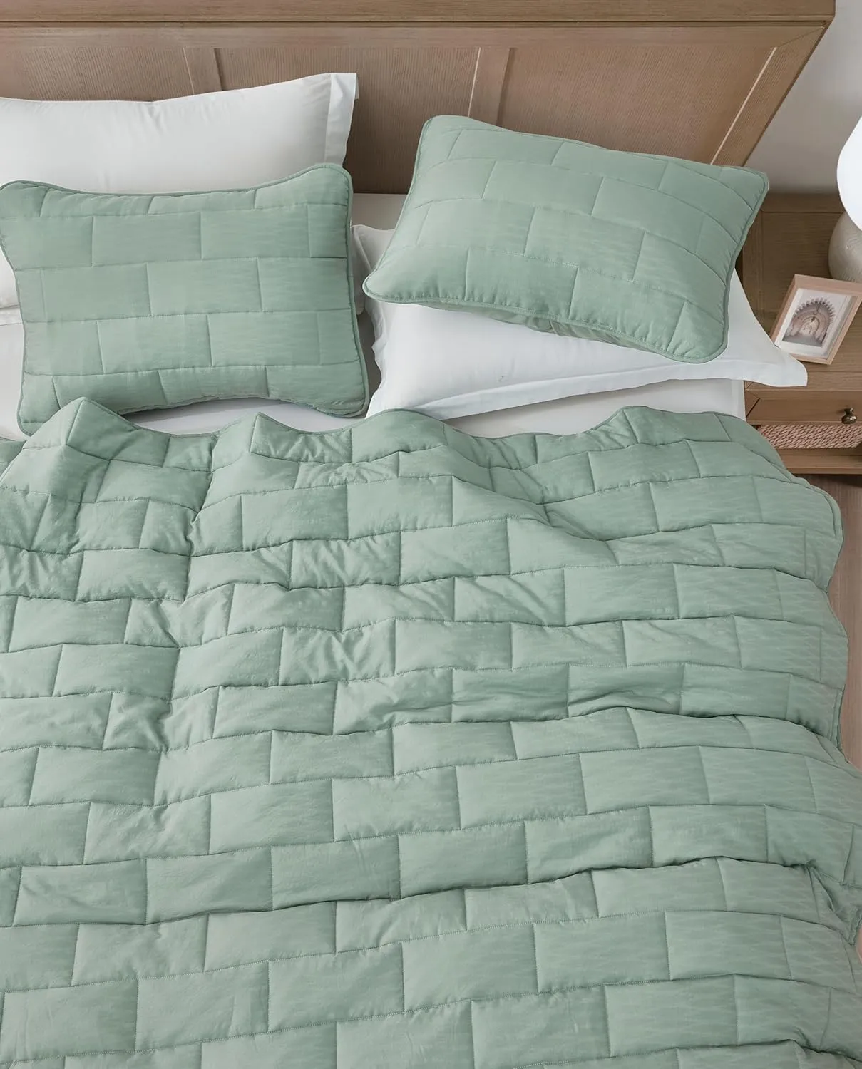 Chezmoi Collection George 3-Piece Jacquard Quilt Set King Size, Sage Green Textured Woven Lightweight Rectangle Quilted Bedspread for All Seasons (1 Quilt 108x96 inches, 2 Shams)